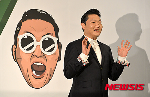 【서울=뉴시스】박진희 기자 = 30일 오후 여의도 콘래드 호텔에서 가수 싸이가 정규 7집 발매 기자회견을 하며 포토타임을 하고 있다. 2015.11.30&nbsp; pak7130@newsis.com 