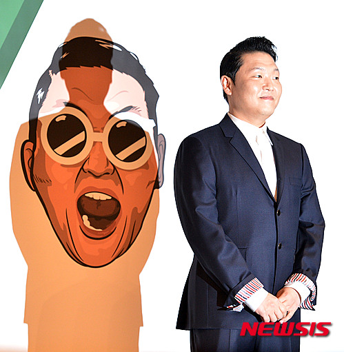 【서울=뉴시스】박진희 기자 = 30일 오후 여의도 콘래드 호텔에서 가수 싸이가 정규 7집 발매 기자회견을 하며 포토타임을 하고 있다. 2015.11.30 pak7130@newsis.com