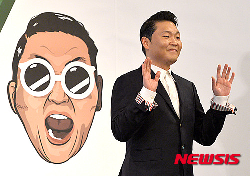 【서울=뉴시스】박진희 기자 = 30일 오후 여의도 콘래드 호텔에서 가수 싸이가 정규 7집 발매 기자회견을 하며 포토타임을 하고 있다. 2015.11.30&nbsp; pak7130@newsis.com 