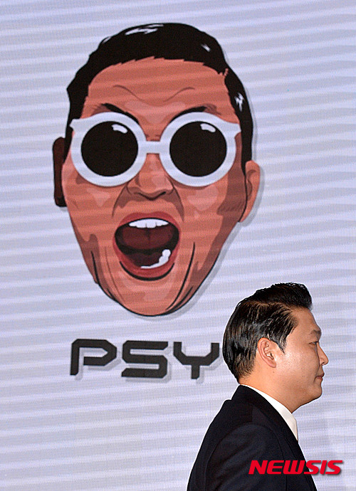 【서울=뉴시스】박진희 기자 = 30일 오후 여의도 콘래드 호텔에서 가수 싸이가 정규 7집 발매 기자회견을 하며 포토타임을 하고 있다. 2015.11.30&nbsp; pak7130@newsis.com 