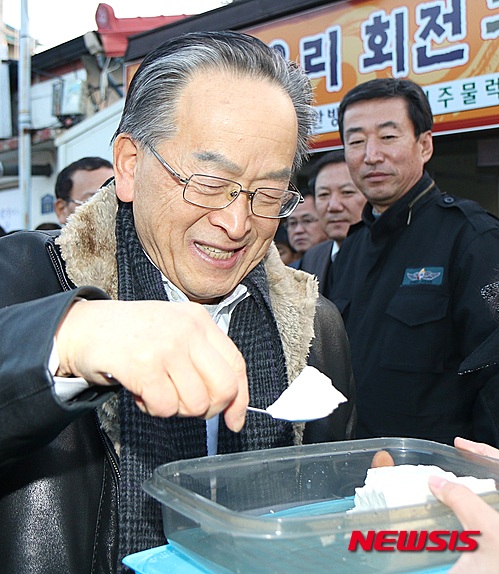 【괴산=뉴시스】강신욱 기자 = 30일 오후 구속된지 약 6개월 만에 풀려난 임각수 충북 괴산군수가 관사 앞에서 두부를 한 숟가락 뜨고 있다. 2015.11.30.&nbsp; ksw64@newsis.com