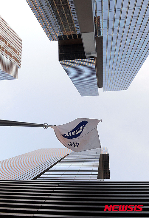 【서울=뉴시스】최동준 기자 = 삼성그룹이 이르면 내일 계열사 사장단 인사를 단행할 것으로 알려졌다. 업계 관계자는 매주 열리는 수요사장단회의가 있기 때문에 그 전에 인사를 발표할 가능성이 크다고 말했다. 사진은 30일 서울 서초구 삼성사옥 모습. 2015.11.30. photocdj@newsis.com