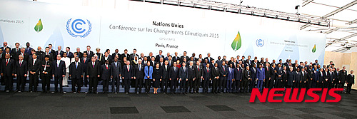 【파리(프랑스)=뉴시스】전진환 기자 = 30일(현지시간) 파리 근교 르 부르제 공항 컨벤션센터에서 열린 유엔 기후변화협약 당사국 총회(COP21) 행사장에서 각국 정상들이 기념촬영을 하고 있다. 2015.11.30. photo@newsis.com