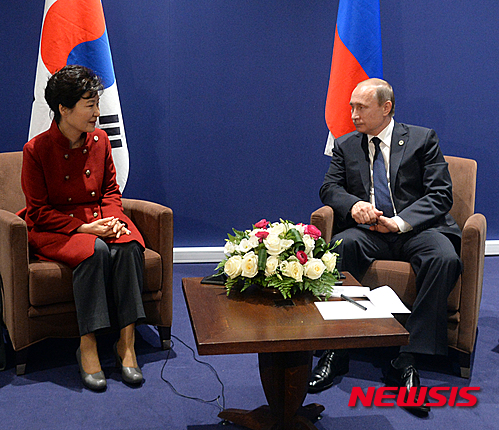 【파리(프랑스)=뉴시스】전진환 기자 = 박근혜 대통령과 블라디미르 푸틴 러시아 대통령이 30일 오후(현지시간) 유엔 기후변화협약 당사국 총회(COP21)가 열린 파리 근교 르 부르제 공항 컨벤션센터에서 한러 정상회담을 하고 있다. 2015.12.1.&nbsp;&nbsp; amin2@newsis.com