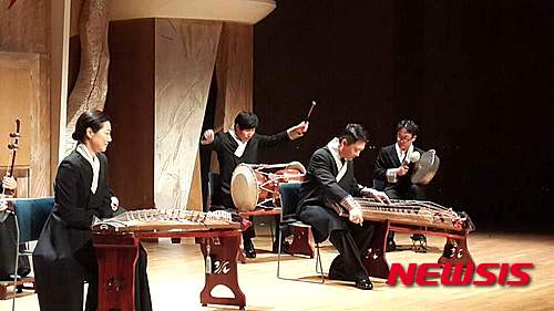 【서울=뉴시스】이재훈 기자 = 테러 피해로 어수선한 프랑스 파리의 공연장에서 국악 공연과 국악기 기증식이 열렸다. 국립국악원은 지난달 26일 파리악기박물관(CITÉ DE LA MUSIQUE)의 엠피시어터에 국악기 5점을 기증했다. 이를 기념하기 위해 정악과 민속악, 창작국악 등 다양한 국악 무대를 선보여 호응을 얻었다. 국립국악원은 한·불 수교 130주년을 기념하기 위해 악기장 고흥곤 명인이 제작한 산조 가야금, 피리, 산조 대금, 장구, 해금 등을 이 박물관에 전했다. 기증된 악기는 내년부터 파리악기박물관의 아시아관에 상설 전시될 예정이다. 115년 전 파리 만국박람회 당시 기증받은 오랜 국악기와 함께 선보인다. 현지 축하 공연에서 국립국악원 창작악단은 풍류음악 '천년만세'와 '최옥삼류 가야금산조', 창작 실내악 '용서하고픈 기억'과 '몽금포타령', '민요연곡', 민속음악 '시나위' 등 6곡을 선보였다. 유료 좌석 250석이 매진을 기록했다. 국립국악원 관계자는 "관객 반응 또한 뜨거워 5번의 커튼콜이 이어졌고, 창작악단은 진도 아리랑 등 앙코르 무대를 통해 테러로 어수선한 파리 시민들의 마음 속에 깊은 감동을 전했다"고 알렸다. 아녜스 배나이에 한불상호교류의해 사무총장은 "최근 보여준 한국의 국악 공연 중 가장 뜨거운 반응"이라고 평했다. 에릭 드 비셔 관장은 "내년 국악기 상설 전시를 통해 한국의 음악이 프랑스에 보다 더 많이 알려지길 바란다"고 말했다. realpaper7@newsis.com