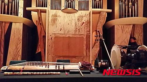 【서울=뉴시스】이재훈 기자 = 테러 피해로 어수선한 프랑스 파리의 공연장에서 국악 공연과 국악기 기증식이 열렸다. 국립국악원은 지난달 26일 파리악기박물관(CITÉ DE LA MUSIQUE)의 엠피시어터에 국악기 5점을 기증했다. 이를 기념하기 위해 정악과 민속악, 창작국악 등 다양한 국악 무대를 선보여 호응을 얻었다. 국립국악원은 한·불 수교 130주년을 기념하기 위해 악기장 고흥곤 명인이 제작한 산조 가야금, 피리, 산조 대금, 장구, 해금 등을 이 박물관에 전했다. 기증된 악기는 내년부터 파리악기박물관의 아시아관에 상설 전시될 예정이다. 115년 전 파리 만국박람회 당시 기증받은 오랜 국악기와 함께 선보인다. 현지 축하 공연에서 국립국악원 창작악단은 풍류음악 '천년만세'와 '최옥삼류 가야금산조', 창작 실내악 '용서하고픈 기억'과 '몽금포타령', '민요연곡', 민속음악 '시나위' 등 6곡을 선보였다. 유료 좌석 250석이 매진을 기록했다. 국립국악원 관계자는 "관객 반응 또한 뜨거워 5번의 커튼콜이 이어졌고, 창작악단은 진도 아리랑 등 앙코르 무대를 통해 테러로 어수선한 파리 시민들의 마음 속에 깊은 감동을 전했다"고 알렸다. 아녜스 배나이에 한불상호교류의해 사무총장은 "최근 보여준 한국의 국악 공연 중 가장 뜨거운 반응"이라고 평했다. 에릭 드 비셔 관장은 "내년 국악기 상설 전시를 통해 한국의 음악이 프랑스에 보다 더 많이 알려지길 바란다"고 말했다. realpaper7@newsis.com