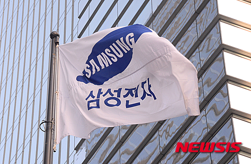 【서울=뉴시스】장세영 기자 = 삼성그룹이 사장 6명, 대표 부사장 1명이 승진하고 8명이 이동하는 내용의 2016년 정기 사장단 인사를 단행한 1일 오전 서울 서초구 삼성사옥에 삼성로고가 세겨진 깃발이 펄럭이고 있다. 2015.12.01. photothink@newsis.com 