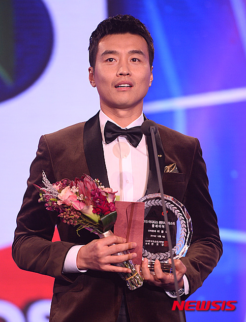 【서울=뉴시스】김진아 기자 = 1일 오후 서울 서대문구 그랜드힐튼호텔에서 열린 2015 현대오일뱅크 K리그 대상 시상식에서 아디다스 팬타스틱 플레이어 부분을 수상한 전북 현대 모터스 이동국이 소감을 말하고 있다. 2015.12.01. bluesoda@newsis.com