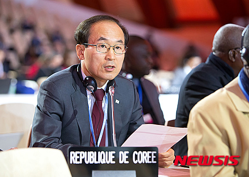 【서울=뉴시스】김진아 기자 = 윤성규 환경부 장관이 1일 오전(현지시각) 프랑스 파리에서 열린 ‘제21차 유엔기후변화협약 당사국총회(COP21)’ 전체회의에 참석해 기조연설을 하고 있다. 2015.12.01. (사진=환경부 제공)&nbsp; photo@newsis.com 