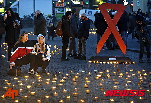 【코펜하겐=AP/뉴시스】세계 에이즈의 날을 맞아 1일 덴마크 코펜하겐에 시민들이 2000개의 촛불을 밝히고 있다. 2015.12.02
