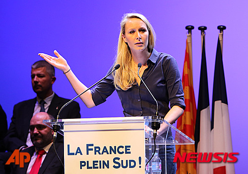 【툴롱=AP/뉴시스】프랑스 극우 정당 지도자 마린 르펜 국민전선 당수의 조카인 마리옹 마르샬 르펜이 1일 툴롱에서 선거 유세를 하고 있다. 마리온 마르샬 르펜은 6일 치러지는 지방선거 승리를 통해 정계 진출을 노리고 있다. 2015.12.02&nbsp; 