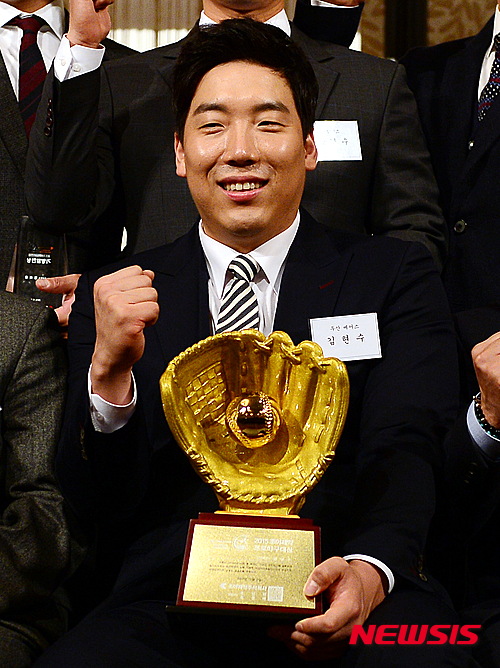 【서울=뉴시스】조성봉 기자 = 2일 오전 서울 중구 플라자호텔 그랜드볼룸에서 열린 2015 조아제약 프로야구 대상 시상식에서 대상을 수상한 두산베어스 김현수 선수가 트로피를 들고 파이팅을 오치고 있다. 2015.12.02. suncho21@newsis.com