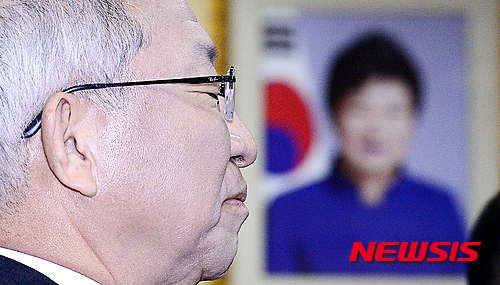 【예천=뉴시스】 추상철 기자 = 양승태 전 대법원장이 지난 2015년 12월2일 오전 경상북도 예천군 공군 16전투비행단 현황 브리핑을 듣고 있다. 2015.12.02.scchoo@newsis.com