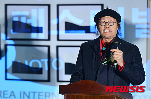 【서울=뉴시스】고승민 기자 = 2일 오후 서울 예술의전당 한가람디자인미술관에서 '사진을 말하다'를 주제로 열린 제3회 대한민국국제포토페스티벌에서 '한국 광고사진의 대부' 원로사진가 김한용 작가가 축사를 하고 있다. 2015.12.02. kkssmm99@newsis.com
