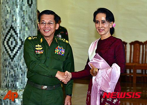 【네피도=AP/뉴시스】수지여사가 지난 2일 미얀마 수도 네피도에서 민 아웅 흘라잉 군 총사령관을 만나 악수하고 있다. 2015.12.06