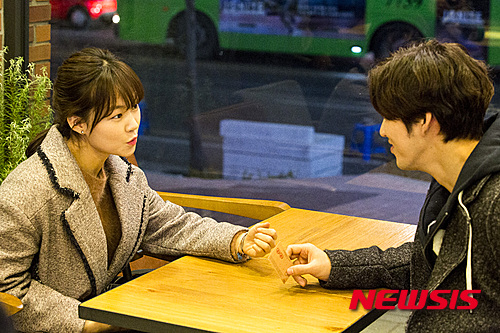 【서울=뉴시스】신효령 기자 = 어쩌면 '극적인 하룻밤'이라는 제목에 끌려 이 영화를 예매할지 모른다. 아니면 누적관객수 22만 명의 대학로 연극 '극적인 하룻밤'을 떠올리면서 영화 표를 끊을 지도 모른다.&nbsp; snow@newsis.com