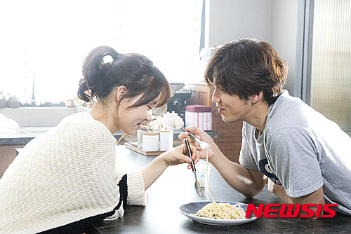 【서울=뉴시스】신효령 기자 = 어쩌면 '극적인 하룻밤'이라는 제목에 끌려 이 영화를 예매할지 모른다. 아니면 누적관객수 22만 명의 대학로 연극 '극적인 하룻밤'을 떠올리면서 영화 표를 끊을 지도 모른다.&nbsp; snow@newsis.com