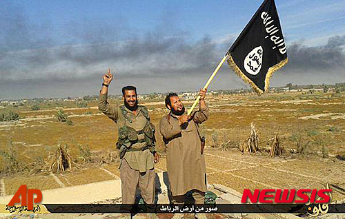 【팔루자=AP/뉴시스】아랍인 10명 중 9명은 수니파 급진 무장단체 이슬람국가(IS)에 대해 부정적인 것으로 아랍조사정책연구센터(ACRPS)가 아랍인 1만8311명을 대상으로 실시한 설문조사에서 나타났다. 사진은 이라크 팔루자에서 IS 조직원들이 깃발을 흔들고 있는 모습을 지난 6월28일 IS가 공개한 사진. 2015.12.23