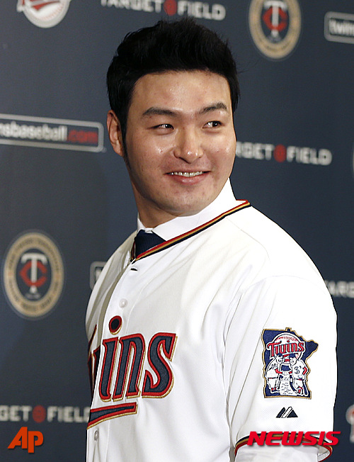 【미니애폴리스=AP/뉴시스】미국프로야구 미네소타 트윈스와 입단 계약을 맺은 박병호(29)가 3일(한국시간) 미니애폴리스 미네소타 타깃 필드에서 가진 입단 기자회견에서 카메라를 향해 포즈를 취하고 있다. 2015.12.03. 