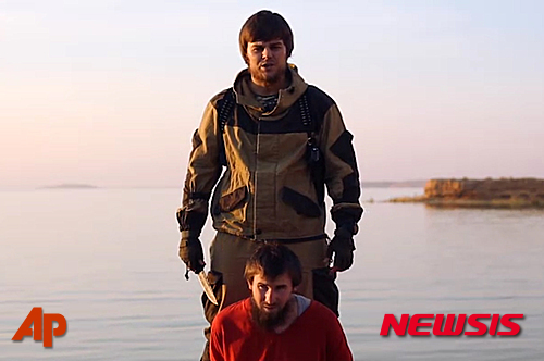 【AP/뉴시스】급진 이슬람 무장단체 이슬람국가(IS)가 2일 인터넷에 게시한 동영상 속에서 자신을 체첸 출신의 마고메드 카샤예프라고 밝힌 한 남성이 러시아어를 사용하는 칼을 든 남성 앞에 무릎을 꿇고 앉아 있다. 사캬예프는 이후 이 남성에 의해 참수됐다. 동영상의 진위 여부는 즉각 확인되지 않고 있다. 2015.12.3