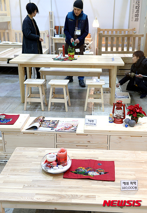 【서울=뉴시스】박영태 기자 = 3일 서울 강남구 코엑스에서 열린 ‘2015목재산업박람회’에서 관람객들이 제품들을 살피고 있다. 2015.12.03. since1999@newsis.com