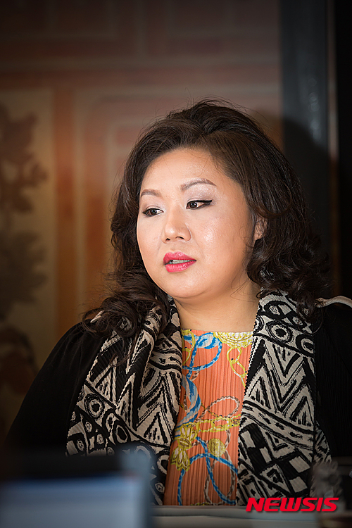 【서울=뉴시스】이재훈 기자 = 메조(mezzo)는 '중간의'라는 뜻이다. 메조 소프라노는 여자 성악에서 중간 음역이다. 한 단계 높은 음이 소프라노, 한 단계 낮은 음이 알토다.&nbsp; 그렇다고 음색과 성량까지 '적당하다'고 짐작하면 큰코 다친다. 묵직한 직구 같은 저음과 다채로운 변화구 같은 고음을 자유자재로 아우르는 메조 소프라노 이아경(45)이 이를 증명한다.&nbsp; 소프라노에 비해 독주 레퍼토리가 한정적일 수밖에 없음에도 올해 오페라 데뷔 20주년을 맞을 때까지 입지를 굳혀왔다.&nbsp;&nbsp; 이아경은 3일 "메조 소프라노는 소프라노에 가깝고, 알토에도 가깝다. 음역 폭이 더 넓다고 할 수 있다. 그래서 인물의 성격 표현이 다채롭다. 여성 파트 중 가장 인간적인 울림이 많다"고 소개했다.&nbsp; 그녀가 메조 소프라노여서 맡아온 캐릭터를 보면 절로 수긍이 된다. 돈 카를로에서 돈 카를로를 짝사랑하며 질투를 억누르지 못하는 '에볼리 공녀', 아이다와 라다메스의 사랑을 질투하는 이집트 공주 '암네리스', 화형당한 자신의 어머니에 대한 복수를 하기 위해 불 같은 분노를 뿜어대는 일 트로바토레 '아주체나'가 그렇다.&nbsp; 모두 연기력과 함께 고음과 중후한 저음을 고루 갖춰야 소화가 가능한 캐릭터다.&nbsp; 이아경은 "메조 소프나로는 마녀, 집시, 창녀, 하녀, 악역 등을 맡는다. 물론 '카르멘'처럼 예쁜 외모의 캐릭터도 가끔 있긴 하지만, 그 만큼 경험이 많이 묻어나는 파트"라며 "(외모의) 아름다움은 소리로서 보여주는 것으로 만족한다"며 웃었다.&nbsp; 이날 함께 자리한 서희태 밀레니엄심포니오케스트라 음악감독 겸 상임지휘자도 "이아경 선생의 특징은 음역의 폭이 넓다는 것"이라며 "메조 소프라노의 경계를 넘어서는 분이다. 성량도 풍부해 오케스트라 소리로 목소리가 묻힐까 걱정하지 않아도 된다"고 전했다.&nbsp;&nbsp; 무용과 피아노를 배우다 비교적 늦은 나이인 고등학교 2학년 때 성악에 입문한 이아경은 경희대 대학원 재학 중이던 1995년 국립오페라단 메노티의 '무당'으로 데뷔했다.&nbsp; 좀 더 큰 무대에 서려면 유학을 다녀오는 것이 좋지 않겠느냐는 주변의 조언에, 서른이 넘은 2001년 이탈리아로 유학을 떠났다. 이후 한국인 최초로 벨리니 국제콩쿠르에서 우승한 것을 시작으로 벨리니, 모나코, 비오티 발세시아, 라 스페지아, 베네치아, 알카모 등 이탈리아 6개 콩쿠르를 석권하며 주목 받았다.&nbsp;&nbsp; 현지 내로라하는 오페라 극장의 러브콜에도 2010년 모교인 경희대 음대 교수로 부임하며 귀국했다.&nbsp;&nbsp; 이아경은 "한국에 온 이유는 유학을 가지 않아도, 백도 없고 뭐가 없어도 계속 공부할 수 있고 무대에 설 수 있다는 희망을 후배들에게 주고 싶었기 때문"이라며 눈을 빛냈다. "한국으로 돌아간다고 했을 때 (유럽) 에이전시가 '많이 미쳤다'고 했다. 호호. 나는 한국이 고맙다. 좁은 무대가 아니다. 내 꿈이 작은 것일 수 있지만 다른 사람의 꿈에 힘을 실어주고 싶다"는 마음이다.&nbsp;&nbsp; "후배들의 가까운 꿈의 모습이 나였으면 한다. 세계 무대에 서는 것도 보람이고 자랑이지만 가르치고 있는 학생들을 통해서 지금 내 모습을 보고 있다. 앞으로 20~30년 더 연주자와 교육자의 모습을 통해 내가 어렸을 때 선생님을 통해서 본 모습들, 즉 열정·소박한 모습·화려한 모습을 가까이에서 다시 보여주고 싶다."&nbsp; 21일 오후 8시 세종문화회관 대극장에서 열리는 이아경의 오페라 데뷔 20주년 기념 콘서트는 그녀가 좋은 교육자일뿐 아니라 실력 있는 연주자라는 사실도 증명하는 자리다.&nbsp; 카르멘의 '투우사의 노래', 일 트로바토레의 '대장간의 합창', 라 보엠의 '내 이름은 미미' 등 정통 오페라 아리아뿐 아니라 가곡, 캐럴 등을 아우른다.&nbsp; 소프라노 박미자 오미선 강혜정 김문희 박수진, 테너 이영화 나승서 이재욱 김동녁, 바리톤 강형규 한명원 등 20대 신예부터 50대의 중견까지 다양한 세대가 힘을 보탠다.&nbsp; 이번 무대의 연출을 맡은 오페라 연출가이자 이아경의 남편인 이의주는 "원로, 중견, 신인들이 어우러져 특별하면서도 폭넓은 무대를 선사할 것"이라고 전했다. 합창 메트 오페라 합창단, 연주 밀레니엄심포니오케스트라. 3만~12만원. 쿠컴퍼니. 02-6292-9370&nbsp; realpaper7@newsis.com