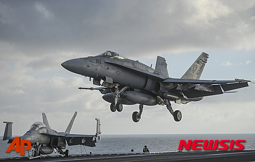 【미 항모 해리 트루먼함상=AP/뉴시스】미국의 F/A-18 호넷 전투기 한 대가 3일 시칠리 남쪽 지중해 해상의 미 항공모함 해리 트루먼함에 착륙하고 있다. 아르체니 야체뉴크 우크라이나 총리와 스테판 포토라크 국방장관은 이날 하루 일정으로 해리 트루먼함을 방문했다. 2015.12.4