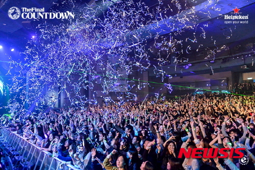 【서울=뉴시스】유희연 기자 = 세계 넘버원(No.1) 프리미엄 맥주 브랜드 ‘하이네켄’이 공연 기획사 VU ENT와 손잡고 오는 31일 서울 광진구 쉐라톤그랜드워커힐호텔에서 2016년의 첫 시작을 알리는 카운트다운 파티 ‘하이네켄 프레젠트 더 파이널 카운트다운 2016(Heineken Presents The Final Countdown 2016)’을 개최한다.&nbsp; lovely_jh@newsis.com