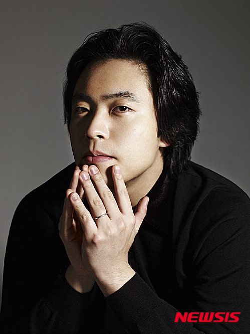 【서울=뉴시스】이재훈 기자 = 건축가 김수근은 정의했다. "건축은 빛과 벽돌이 짓는 시"라고. 피아노 연주도 건축과 같다. 빛과 벽돌 대신 검은 건반과 흰 건반으로 짓는 시다. 피아노 연주자는 건축가 겸 시인이다. '젊은 거장'으로 통하는 피아니스트 김선욱(27)은 이 수식에 가장 가닿는다. 피아노 소나타의 견고한 형식에 대한 표현을 골똘히 고민하면서 연주를 따듯하면서 서정적 승화시킨다. 김선욱은 4일 "(1600년 전후에 성립한 기악곡 또는 그 형식인) 소나타에 건축 요소가 많다. 형식적이라는 것"이라고 말했다. "모차르트 소나타만 해도 형식적이었다. 3악장 구성이면, 1악장은 빠르게 2악장은 느리게 3악장은 빠르게. 베토벤으로 오면서 진화한다. 4악장으로 넓게. 1악장 빠르게, 2악장 느리게, 3악장 스케르초, 4악장 피날레. 브람스로 가면 5악장으로 가고, 형식이 점점 진화한다. 소나타를 연주하려면 어떻게 해야 하나. 기본적 틀 안 구성을 표현하는 것이 오래 걸린다. 그 안에서 스토리를 만들어내야 한다." 이 점이 건축과 비슷하다고 했다. "철골을 깔고, 순서가 있고, 과정이 있고 끝까지 세공을 한다는 점이 건물 짓는 것과 비슷하다"는 것이다. "개인적으로 짧은 소품을 치는 것보다 20분이 넘는 소나타를 많이 연주한다. 공부를 해오면서 이해력을 가지고 있다고 생각하고 자신도 있고." 최근 최근 독일 악첸투스 레이블을 통해 발매한 앨범에 실린 곡 역시 베토벤의 피아노 소나타 두 곡이다. Op.53 '발트슈타인'과 Op.106 '하머클라비어'다. 김선욱 생애 첫 솔로앨범이다. 카라얀과 베를린필이 애용한 녹음장소로 유명한 예수 그리스도 교회에서 녹음했다. 2012~2013년 서울 LG아트센터에서 32개 베토벤 피아노 소나타 전곡 사이클을 돈 그는 "연주가 아니라 곡 자체에서 감동을 가장 느끼는 곡을 하나 꼽으라면 발트슈타인이다. 두 번째로 감탄을 한 곡이 하머클라비어. 첫 솔로 음반은 답이 쉽게 나왔다. 두 곡으로 할 것이라는 생각." 곡이 어려운 건 외적인 문제였다. "이 곡들을 치면서 온전히 나만이 가질 수 있는 색깔을 담을 수가 있느냐가 중요했다"는 것이다. "이 곡들을 연주한 수많은 음반이 있고, 듣기도 했지만 나만의 음반을 만들고 싶었다." 수많은 호평이 쏟아지고 있지만 연주자 스스로는 항상 아쉬움이 남을 법하다. 김선욱은 그러나 "녹음하면서 중점을 둔 부분 중 하나가 후회하고 싶지 않은 녹음을 하기 위해 공을 들인 것"이라고 말했다. "5, 10년 뒤에 베토벤 소나타를 다시 연주했을 때 어떤 관점일지 모르겠지만 현재 할 수 있는 최선을 다 한 것이고 후회는 없다"며 웃었다. 한국에서는 베토벤을 비롯해 독일 작곡가들의 스페셜리스트로 알려졌다. "어렸을 때부터 독일 작곡가가 이유 없이 좋았다. 지금도 좋아하고, 길을 찾고 있고, 연주하고 있고, 행복한 일이다. 한국에서는 베토벤을 자주 연주해서 너무 베토벤만 친다는 인식이 있다. 그런 인식을 좋아하는 편은 아니지만 베토벤을 잘 한다고 하면 좋은 건 사실이다. 앞으로도 계속 하고 싶다." 그런데 진실은 베토벤 외 라흐마니노프 등 다른 작곡가들도 많이 연주한다는 것이다. "열풍인 쇼팽은 요즘 많이 안 친다. 하하. 나는 스페셜리스트가 아니지만 그 말에 위화감은 없다. 베토벤만 연주하면 안 되니 그래서 당연히 공부를 하고 있다. 음악가의 길은 멀고도 길다. 지금도 베토벤을 열심히 공부하고 있다고 생각한다." 조성진이 제17회 쇼팽 국제콩쿠르에서 우승한 이후 젊은 남성 피아노 연주자들에 대한 관심이 크게 높아졌다. 김선욱은 임동혁 등과 함께 이미 평단과 대중의 호평을 받는 스타 피아니스트다. 조성진이 우승한 것에 대해 "나야 좋다"며 즐거워했다. "성진이를 통해서 클래식 음악을 접하는 분들이 많아지는 건 좋은 소식이다. 같은 클래식 애호가 입장에서도 반가운 일이다. 이런 상황이 긍정적으로 발전해서 수많은 동료의 연주에 많은 분들이 와주면, 그보다 행복한 일은 없을 것 같다." 똑같은 곡을 5년 동안 연주했어도 지금 돌이켜보면 다른 곡처럼 느껴진다는 김선욱은 연주자에게 20대 후반이 제일 힘들면서 중요한 시기라고 짚었다. "취향, 주장이 확실해지고 아무래도 곡을 해석하는데 있어 나만의 색깔이 생기는 듯"하기 때문이다. 김선욱이 원하는 소리는 복잡한 것이다. "예쁜 소리만 나면 안 되고, 거친 소리가 나도 안 되고. 중도에 있는 소리이면서도 각각의 소리가 균형이 맞아야 한다. 내가 생각해도 어려운 소리다. 한 곡을 연주하는 데 한 색깔만 들린다면 얼마나 지루하겠는가. 피아노 안에 다양한 소리와 색깔이 있으면 행복한데, 연주회를 다니면서 그런 피아노를 만나기도 쉽지 않다." 무엇보다 피아노 앞에 앉을 때는 자신이 설득 당하지 않으면 연주가 불가능하다고 강조했다. "청중들도 눈치 챈다. 청중을 기만하는 행위다. 많은 연주자들이 준비를 할 때 중압감이 있는데 자신이 한 연주에는 100% 확신이 있어야 한다. 하지만 연습할 때 이 해석이 말이 되는가 등의 고민과 고민이 있는데 선생님에게 배우면 해소가 된다. 백건우 선생님, 정명훈 선생님, 안드라스 시프 등 제가 좋아하는 선생님들에게 여쭤보면 '평생 하는 거야'라는 답을 공통적으로 준다. 나는 아직 시작점이다. 갈고 닦으면서 나가야 한다." 김선욱의 갈고 닦음은 내년에도 계속된다. 상반기 중 브람스 소나타 3번과 프랑크 '전주곡, 코랄과 푸가', 할레 오케스트라와 협연한 브람스 협주곡 1·2번 앨범이 발매될 예정이다. 하반기에 또 한 장의 베토벤 소나타 앨범도 계획 중이다. 빠져 있는 것은 리스트의 초절기교 연습곡, 프로코피예프 소나타 6·7·8번, 스크랴빈 소나타 등이다. "할 것이 많다. 드뷔시, 라벨 곡도 해야 하고. 드뷔시와 라벨은 소리를 내는 테크닉이 다르다. 공기가 조금 들어가는 고밀도의 음악을 좋아하는데 두 작곡가는 공기 90%, 소리 10%라고 해야 하나. 기존에 내가 연주한 작곡가와 접근 방법이 달라 미지의 세계다. 프렌치 음악이 그렇다. 현대 작곡가 곡도 해야 한다. 쿠르탁, 진은숙 선생님 곡도 해야 하고. 현대음악에도 관심이 많다. 음악가로서 볼 게 많고 칠 게 많다는 건 행복한 일이다. 아직 만 27세이니 30~40년은 할 게 많다. 그러니 갈 길이 멀다." 최근 결혼도 하고 아빠가 되기도 한 김선욱은 "연습을 끝내고 집에 가는 게 너무 좋다"며 함박웃음을 지었다. "(아들이) 피아노 치는 것을 좋아하는데, 안 시켰으면 한다. 세상이 즐겁고, 할 수 있는 게 너무 많은데 피아노 전공을 한다고 하면 진짜 싫을 것 같다." 에스토니아 지휘자 파보 예르비(53)가 이끄는 독일의 명문 오케스트라 도이치 캄머필하모닉(DKP) 내한공연(16일 대전예술의전당 아트홀·18일 예술의전당 콘서트홀)에서 슈만 피아노 협주곡 협연도 앞두고 있다. 베토벤, 브람스, 슈만으로 이어지는 독일 정통 피아니즘 계열 협주곡의 명연으로 지휘자들의 찬사가 자자한 김선욱에게는 안성맞춤이다. 김선욱은 "작품의 주제를 정해놓는 대표적인 작곡가가 슈만"이라며 "그의 피아노 협주곡은 창의성, 상상력을 가장 잘 표현한 작품"이라고 봤다. "피아노는 오케스트라를 받쳐주는 곡이 많은데 슈만 피아노 협주곡은 둘이 공생,같이 만든다. 피아노 독주라기보다는 피아노가 한 파트가 되는 부분도 많이 나타난다." 도이치 캄머필하모닉가 대형 오케스트라가 아니라는 점이 그래서 마음에 든다. "고밀도의 소리를 낼 수 있기 때문이다. 내가 생각하는 오케스트라는 공기가 약간 들어가는, 고밀도 오케스트라다. 인원이 적으면 호흡이 쉬워 더 기대가 된다. 5년 전보다 원하는 색깔이 또렷해졌다. 피아노를 통해 무슨 말을 하고 싶은지, 그걸 표현하는데 다양한 방법이 생겼다. 하나의 답을 찾아서 들려줄 수 있을 것 같다." 예르비와 김선욱의 협연은 이번이 처음이다. "첫 협연은 긴장감이 넘치는데 중독된다. 즐거움이 크다. 사람이 사람이 처음 만났을 때 오는 설렘이 있다. 연주에서 제일 중요한 건 템포다. 첫 템포를 잘 설정하면 흐름을 만들기 쉽다. 이번 템포가 어떨지 기대가 된다." 박제성 클래식음악 평론가는 김선욱에 대해 "피아니스트 연주가로서의 측면도 중요하지만, 피아노 음악의 해석가라고 할 수 있다"며 "서양 기준의 정신 세계를 자신의 관점으로 읽어내서 새롭게 느낄 수 있을만큼의 비전과 해석을 보여준다"고 평했다. "굉장히 사려 깊은 연주자다. 화려한 기교의 비르투오소 계열이라기보다는 구조적으로 재해석해서 베토벤이라는 성을 쌓아가는 건축가로서 내면이 느껴진다"고 덧붙였다. 도이치 캄머필하모닉 내한공연 5만~25만원(서울공연). 빈체로. 02-599-5743 realpaper7@newsis.com