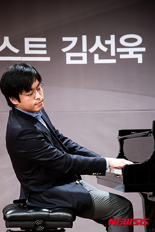 【서울=뉴시스】이재훈 기자 = 건축가 김수근은 정의했다. "건축은 빛과 벽돌이 짓는 시"라고. 피아노 연주도 건축과 같다. 빛과 벽돌 대신 검은 건반과 흰 건반으로 짓는 시다. 피아노 연주자는 건축가 겸 시인이다. '젊은 거장'으로 통하는 피아니스트 김선욱(27)은 이 수식에 가장 가닿는다. 피아노 소나타의 견고한 형식에 대한 표현을 골똘히 고민하면서 연주를 따듯하면서 서정적 승화시킨다. 김선욱은 4일 "(1600년 전후에 성립한 기악곡 또는 그 형식인) 소나타에 건축 요소가 많다. 형식적이라는 것"이라고 말했다. "모차르트 소나타만 해도 형식적이었다. 3악장 구성이면, 1악장은 빠르게 2악장은 느리게 3악장은 빠르게. 베토벤으로 오면서 진화한다. 4악장으로 넓게. 1악장 빠르게, 2악장 느리게, 3악장 스케르초, 4악장 피날레. 브람스로 가면 5악장으로 가고, 형식이 점점 진화한다. 소나타를 연주하려면 어떻게 해야 하나. 기본적 틀 안 구성을 표현하는 것이 오래 걸린다. 그 안에서 스토리를 만들어내야 한다." 이 점이 건축과 비슷하다고 했다. "철골을 깔고, 순서가 있고, 과정이 있고 끝까지 세공을 한다는 점이 건물 짓는 것과 비슷하다"는 것이다. "개인적으로 짧은 소품을 치는 것보다 20분이 넘는 소나타를 많이 연주한다. 공부를 해오면서 이해력을 가지고 있다고 생각하고 자신도 있고." 최근 최근 독일 악첸투스 레이블을 통해 발매한 앨범에 실린 곡 역시 베토벤의 피아노 소나타 두 곡이다. Op.53 '발트슈타인'과 Op.106 '하머클라비어'다. 김선욱 생애 첫 솔로앨범이다. 카라얀과 베를린필이 애용한 녹음장소로 유명한 예수 그리스도 교회에서 녹음했다. 2012~2013년 서울 LG아트센터에서 32개 베토벤 피아노 소나타 전곡 사이클을 돈 그는 "연주가 아니라 곡 자체에서 감동을 가장 느끼는 곡을 하나 꼽으라면 발트슈타인이다. 두 번째로 감탄을 한 곡이 하머클라비어. 첫 솔로 음반은 답이 쉽게 나왔다. 두 곡으로 할 것이라는 생각." 곡이 어려운 건 외적인 문제였다. "이 곡들을 치면서 온전히 나만이 가질 수 있는 색깔을 담을 수가 있느냐가 중요했다"는 것이다. "이 곡들을 연주한 수많은 음반이 있고, 듣기도 했지만 나만의 음반을 만들고 싶었다." 수많은 호평이 쏟아지고 있지만 연주자 스스로는 항상 아쉬움이 남을 법하다. 김선욱은 그러나 "녹음하면서 중점을 둔 부분 중 하나가 후회하고 싶지 않은 녹음을 하기 위해 공을 들인 것"이라고 말했다. "5, 10년 뒤에 베토벤 소나타를 다시 연주했을 때 어떤 관점일지 모르겠지만 현재 할 수 있는 최선을 다 한 것이고 후회는 없다"며 웃었다. 한국에서는 베토벤을 비롯해 독일 작곡가들의 스페셜리스트로 알려졌다. "어렸을 때부터 독일 작곡가가 이유 없이 좋았다. 지금도 좋아하고, 길을 찾고 있고, 연주하고 있고, 행복한 일이다. 한국에서는 베토벤을 자주 연주해서 너무 베토벤만 친다는 인식이 있다. 그런 인식을 좋아하는 편은 아니지만 베토벤을 잘 한다고 하면 좋은 건 사실이다. 앞으로도 계속 하고 싶다." 그런데 진실은 베토벤 외 라흐마니노프 등 다른 작곡가들도 많이 연주한다는 것이다. "열풍인 쇼팽은 요즘 많이 안 친다. 하하. 나는 스페셜리스트가 아니지만 그 말에 위화감은 없다. 베토벤만 연주하면 안 되니 그래서 당연히 공부를 하고 있다. 음악가의 길은 멀고도 길다. 지금도 베토벤을 열심히 공부하고 있다고 생각한다." 조성진이 제17회 쇼팽 국제콩쿠르에서 우승한 이후 젊은 남성 피아노 연주자들에 대한 관심이 크게 높아졌다. 김선욱은 임동혁 등과 함께 이미 평단과 대중의 호평을 받는 스타 피아니스트다. 조성진이 우승한 것에 대해 "나야 좋다"며 즐거워했다. "성진이를 통해서 클래식 음악을 접하는 분들이 많아지는 건 좋은 소식이다. 같은 클래식 애호가 입장에서도 반가운 일이다. 이런 상황이 긍정적으로 발전해서 수많은 동료의 연주에 많은 분들이 와주면, 그보다 행복한 일은 없을 것 같다." 똑같은 곡을 5년 동안 연주했어도 지금 돌이켜보면 다른 곡처럼 느껴진다는 김선욱은 연주자에게 20대 후반이 제일 힘들면서 중요한 시기라고 짚었다. "취향, 주장이 확실해지고 아무래도 곡을 해석하는데 있어 나만의 색깔이 생기는 듯"하기 때문이다. 김선욱이 원하는 소리는 복잡한 것이다. "예쁜 소리만 나면 안 되고, 거친 소리가 나도 안 되고. 중도에 있는 소리이면서도 각각의 소리가 균형이 맞아야 한다. 내가 생각해도 어려운 소리다. 한 곡을 연주하는 데 한 색깔만 들린다면 얼마나 지루하겠는가. 피아노 안에 다양한 소리와 색깔이 있으면 행복한데, 연주회를 다니면서 그런 피아노를 만나기도 쉽지 않다." 무엇보다 피아노 앞에 앉을 때는 자신이 설득 당하지 않으면 연주가 불가능하다고 강조했다. "청중들도 눈치 챈다. 청중을 기만하는 행위다. 많은 연주자들이 준비를 할 때 중압감이 있는데 자신이 한 연주에는 100% 확신이 있어야 한다. 하지만 연습할 때 이 해석이 말이 되는가 등의 고민과 고민이 있는데 선생님에게 배우면 해소가 된다. 백건우 선생님, 정명훈 선생님, 안드라스 시프 등 제가 좋아하는 선생님들에게 여쭤보면 '평생 하는 거야'라는 답을 공통적으로 준다. 나는 아직 시작점이다. 갈고 닦으면서 나가야 한다." 김선욱의 갈고 닦음은 내년에도 계속된다. 상반기 중 브람스 소나타 3번과 프랑크 '전주곡, 코랄과 푸가', 할레 오케스트라와 협연한 브람스 협주곡 1·2번 앨범이 발매될 예정이다. 하반기에 또 한 장의 베토벤 소나타 앨범도 계획 중이다. 빠져 있는 것은 리스트의 초절기교 연습곡, 프로코피예프 소나타 6·7·8번, 스크랴빈 소나타 등이다. "할 것이 많다. 드뷔시, 라벨 곡도 해야 하고. 드뷔시와 라벨은 소리를 내는 테크닉이 다르다. 공기가 조금 들어가는 고밀도의 음악을 좋아하는데 두 작곡가는 공기 90%, 소리 10%라고 해야 하나. 기존에 내가 연주한 작곡가와 접근 방법이 달라 미지의 세계다. 프렌치 음악이 그렇다. 현대 작곡가 곡도 해야 한다. 쿠르탁, 진은숙 선생님 곡도 해야 하고. 현대음악에도 관심이 많다. 음악가로서 볼 게 많고 칠 게 많다는 건 행복한 일이다. 아직 만 27세이니 30~40년은 할 게 많다. 그러니 갈 길이 멀다." 최근 결혼도 하고 아빠가 되기도 한 김선욱은 "연습을 끝내고 집에 가는 게 너무 좋다"며 함박웃음을 지었다. "(아들이) 피아노 치는 것을 좋아하는데, 안 시켰으면 한다. 세상이 즐겁고, 할 수 있는 게 너무 많은데 피아노 전공을 한다고 하면 진짜 싫을 것 같다." 에스토니아 지휘자 파보 예르비(53)가 이끄는 독일의 명문 오케스트라 도이치 캄머필하모닉(DKP) 내한공연(16일 대전예술의전당 아트홀·18일 예술의전당 콘서트홀)에서 슈만 피아노 협주곡 협연도 앞두고 있다. 베토벤, 브람스, 슈만으로 이어지는 독일 정통 피아니즘 계열 협주곡의 명연으로 지휘자들의 찬사가 자자한 김선욱에게는 안성맞춤이다. 김선욱은 "작품의 주제를 정해놓는 대표적인 작곡가가 슈만"이라며 "그의 피아노 협주곡은 창의성, 상상력을 가장 잘 표현한 작품"이라고 봤다. "피아노는 오케스트라를 받쳐주는 곡이 많은데 슈만 피아노 협주곡은 둘이 공생,같이 만든다. 피아노 독주라기보다는 피아노가 한 파트가 되는 부분도 많이 나타난다." 도이치 캄머필하모닉가 대형 오케스트라가 아니라는 점이 그래서 마음에 든다. "고밀도의 소리를 낼 수 있기 때문이다. 내가 생각하는 오케스트라는 공기가 약간 들어가는, 고밀도 오케스트라다. 인원이 적으면 호흡이 쉬워 더 기대가 된다. 5년 전보다 원하는 색깔이 또렷해졌다. 피아노를 통해 무슨 말을 하고 싶은지, 그걸 표현하는데 다양한 방법이 생겼다. 하나의 답을 찾아서 들려줄 수 있을 것 같다." 예르비와 김선욱의 협연은 이번이 처음이다. "첫 협연은 긴장감이 넘치는데 중독된다. 즐거움이 크다. 사람이 사람이 처음 만났을 때 오는 설렘이 있다. 연주에서 제일 중요한 건 템포다. 첫 템포를 잘 설정하면 흐름을 만들기 쉽다. 이번 템포가 어떨지 기대가 된다." 박제성 클래식음악 평론가는 김선욱에 대해 "피아니스트 연주가로서의 측면도 중요하지만, 피아노 음악의 해석가라고 할 수 있다"며 "서양 기준의 정신 세계를 자신의 관점으로 읽어내서 새롭게 느낄 수 있을만큼의 비전과 해석을 보여준다"고 평했다. "굉장히 사려 깊은 연주자다. 화려한 기교의 비르투오소 계열이라기보다는 구조적으로 재해석해서 베토벤이라는 성을 쌓아가는 건축가로서 내면이 느껴진다"고 덧붙였다. 도이치 캄머필하모닉 내한공연 5만~25만원(서울공연). 빈체로. 02-599-5743 realpaper7@newsis.com