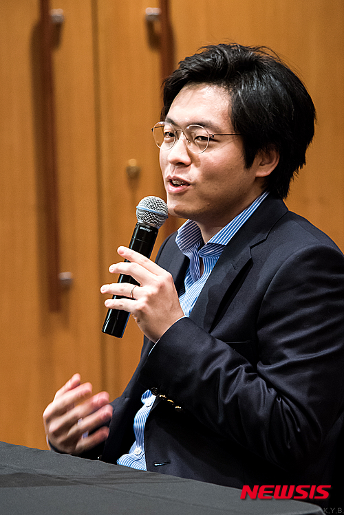 【서울=뉴시스】이재훈 기자 = 건축가 김수근은 정의했다. "건축은 빛과 벽돌이 짓는 시"라고. 피아노 연주도 건축과 같다. 빛과 벽돌 대신 검은 건반과 흰 건반으로 짓는 시다. 피아노 연주자는 건축가 겸 시인이다. '젊은 거장'으로 통하는 피아니스트 김선욱(27)은 이 수식에 가장 가닿는다. 피아노 소나타의 견고한 형식에 대한 표현을 골똘히 고민하면서 연주를 따듯하면서 서정적 승화시킨다. 김선욱은 4일 "(1600년 전후에 성립한 기악곡 또는 그 형식인) 소나타에 건축 요소가 많다. 형식적이라는 것"이라고 말했다. "모차르트 소나타만 해도 형식적이었다. 3악장 구성이면, 1악장은 빠르게 2악장은 느리게 3악장은 빠르게. 베토벤으로 오면서 진화한다. 4악장으로 넓게. 1악장 빠르게, 2악장 느리게, 3악장 스케르초, 4악장 피날레. 브람스로 가면 5악장으로 가고, 형식이 점점 진화한다. 소나타를 연주하려면 어떻게 해야 하나. 기본적 틀 안 구성을 표현하는 것이 오래 걸린다. 그 안에서 스토리를 만들어내야 한다." 이 점이 건축과 비슷하다고 했다. "철골을 깔고, 순서가 있고, 과정이 있고 끝까지 세공을 한다는 점이 건물 짓는 것과 비슷하다"는 것이다. "개인적으로 짧은 소품을 치는 것보다 20분이 넘는 소나타를 많이 연주한다. 공부를 해오면서 이해력을 가지고 있다고 생각하고 자신도 있고." 최근 최근 독일 악첸투스 레이블을 통해 발매한 앨범에 실린 곡 역시 베토벤의 피아노 소나타 두 곡이다. Op.53 '발트슈타인'과 Op.106 '하머클라비어'다. 김선욱 생애 첫 솔로앨범이다. 카라얀과 베를린필이 애용한 녹음장소로 유명한 예수 그리스도 교회에서 녹음했다. 2012~2013년 서울 LG아트센터에서 32개 베토벤 피아노 소나타 전곡 사이클을 돈 그는 "연주가 아니라 곡 자체에서 감동을 가장 느끼는 곡을 하나 꼽으라면 발트슈타인이다. 두 번째로 감탄을 한 곡이 하머클라비어. 첫 솔로 음반은 답이 쉽게 나왔다. 두 곡으로 할 것이라는 생각." 곡이 어려운 건 외적인 문제였다. "이 곡들을 치면서 온전히 나만이 가질 수 있는 색깔을 담을 수가 있느냐가 중요했다"는 것이다. "이 곡들을 연주한 수많은 음반이 있고, 듣기도 했지만 나만의 음반을 만들고 싶었다." 수많은 호평이 쏟아지고 있지만 연주자 스스로는 항상 아쉬움이 남을 법하다. 김선욱은 그러나 "녹음하면서 중점을 둔 부분 중 하나가 후회하고 싶지 않은 녹음을 하기 위해 공을 들인 것"이라고 말했다. "5, 10년 뒤에 베토벤 소나타를 다시 연주했을 때 어떤 관점일지 모르겠지만 현재 할 수 있는 최선을 다 한 것이고 후회는 없다"며 웃었다. 한국에서는 베토벤을 비롯해 독일 작곡가들의 스페셜리스트로 알려졌다. "어렸을 때부터 독일 작곡가가 이유 없이 좋았다. 지금도 좋아하고, 길을 찾고 있고, 연주하고 있고, 행복한 일이다. 한국에서는 베토벤을 자주 연주해서 너무 베토벤만 친다는 인식이 있다. 그런 인식을 좋아하는 편은 아니지만 베토벤을 잘 한다고 하면 좋은 건 사실이다. 앞으로도 계속 하고 싶다." 그런데 진실은 베토벤 외 라흐마니노프 등 다른 작곡가들도 많이 연주한다는 것이다. "열풍인 쇼팽은 요즘 많이 안 친다. 하하. 나는 스페셜리스트가 아니지만 그 말에 위화감은 없다. 베토벤만 연주하면 안 되니 그래서 당연히 공부를 하고 있다. 음악가의 길은 멀고도 길다. 지금도 베토벤을 열심히 공부하고 있다고 생각한다." 조성진이 제17회 쇼팽 국제콩쿠르에서 우승한 이후 젊은 남성 피아노 연주자들에 대한 관심이 크게 높아졌다. 김선욱은 임동혁 등과 함께 이미 평단과 대중의 호평을 받는 스타 피아니스트다. 조성진이 우승한 것에 대해 "나야 좋다"며 즐거워했다. "성진이를 통해서 클래식 음악을 접하는 분들이 많아지는 건 좋은 소식이다. 같은 클래식 애호가 입장에서도 반가운 일이다. 이런 상황이 긍정적으로 발전해서 수많은 동료의 연주에 많은 분들이 와주면, 그보다 행복한 일은 없을 것 같다." 똑같은 곡을 5년 동안 연주했어도 지금 돌이켜보면 다른 곡처럼 느껴진다는 김선욱은 연주자에게 20대 후반이 제일 힘들면서 중요한 시기라고 짚었다. "취향, 주장이 확실해지고 아무래도 곡을 해석하는데 있어 나만의 색깔이 생기는 듯"하기 때문이다. 김선욱이 원하는 소리는 복잡한 것이다. "예쁜 소리만 나면 안 되고, 거친 소리가 나도 안 되고. 중도에 있는 소리이면서도 각각의 소리가 균형이 맞아야 한다. 내가 생각해도 어려운 소리다. 한 곡을 연주하는 데 한 색깔만 들린다면 얼마나 지루하겠는가. 피아노 안에 다양한 소리와 색깔이 있으면 행복한데, 연주회를 다니면서 그런 피아노를 만나기도 쉽지 않다." 무엇보다 피아노 앞에 앉을 때는 자신이 설득 당하지 않으면 연주가 불가능하다고 강조했다. "청중들도 눈치 챈다. 청중을 기만하는 행위다. 많은 연주자들이 준비를 할 때 중압감이 있는데 자신이 한 연주에는 100% 확신이 있어야 한다. 하지만 연습할 때 이 해석이 말이 되는가 등의 고민과 고민이 있는데 선생님에게 배우면 해소가 된다. 백건우 선생님, 정명훈 선생님, 안드라스 시프 등 제가 좋아하는 선생님들에게 여쭤보면 '평생 하는 거야'라는 답을 공통적으로 준다. 나는 아직 시작점이다. 갈고 닦으면서 나가야 한다." 김선욱의 갈고 닦음은 내년에도 계속된다. 상반기 중 브람스 소나타 3번과 프랑크 '전주곡, 코랄과 푸가', 할레 오케스트라와 협연한 브람스 협주곡 1·2번 앨범이 발매될 예정이다. 하반기에 또 한 장의 베토벤 소나타 앨범도 계획 중이다. 빠져 있는 것은 리스트의 초절기교 연습곡, 프로코피예프 소나타 6·7·8번, 스크랴빈 소나타 등이다. "할 것이 많다. 드뷔시, 라벨 곡도 해야 하고. 드뷔시와 라벨은 소리를 내는 테크닉이 다르다. 공기가 조금 들어가는 고밀도의 음악을 좋아하는데 두 작곡가는 공기 90%, 소리 10%라고 해야 하나. 기존에 내가 연주한 작곡가와 접근 방법이 달라 미지의 세계다. 프렌치 음악이 그렇다. 현대 작곡가 곡도 해야 한다. 쿠르탁, 진은숙 선생님 곡도 해야 하고. 현대음악에도 관심이 많다. 음악가로서 볼 게 많고 칠 게 많다는 건 행복한 일이다. 아직 만 27세이니 30~40년은 할 게 많다. 그러니 갈 길이 멀다." 최근 결혼도 하고 아빠가 되기도 한 김선욱은 "연습을 끝내고 집에 가는 게 너무 좋다"며 함박웃음을 지었다. "(아들이) 피아노 치는 것을 좋아하는데, 안 시켰으면 한다. 세상이 즐겁고, 할 수 있는 게 너무 많은데 피아노 전공을 한다고 하면 진짜 싫을 것 같다." 에스토니아 지휘자 파보 예르비(53)가 이끄는 독일의 명문 오케스트라 도이치 캄머필하모닉(DKP) 내한공연(16일 대전예술의전당 아트홀·18일 예술의전당 콘서트홀)에서 슈만 피아노 협주곡 협연도 앞두고 있다. 베토벤, 브람스, 슈만으로 이어지는 독일 정통 피아니즘 계열 협주곡의 명연으로 지휘자들의 찬사가 자자한 김선욱에게는 안성맞춤이다. 김선욱은 "작품의 주제를 정해놓는 대표적인 작곡가가 슈만"이라며 "그의 피아노 협주곡은 창의성, 상상력을 가장 잘 표현한 작품"이라고 봤다. "피아노는 오케스트라를 받쳐주는 곡이 많은데 슈만 피아노 협주곡은 둘이 공생,같이 만든다. 피아노 독주라기보다는 피아노가 한 파트가 되는 부분도 많이 나타난다." 도이치 캄머필하모닉가 대형 오케스트라가 아니라는 점이 그래서 마음에 든다. "고밀도의 소리를 낼 수 있기 때문이다. 내가 생각하는 오케스트라는 공기가 약간 들어가는, 고밀도 오케스트라다. 인원이 적으면 호흡이 쉬워 더 기대가 된다. 5년 전보다 원하는 색깔이 또렷해졌다. 피아노를 통해 무슨 말을 하고 싶은지, 그걸 표현하는데 다양한 방법이 생겼다. 하나의 답을 찾아서 들려줄 수 있을 것 같다." 예르비와 김선욱의 협연은 이번이 처음이다. "첫 협연은 긴장감이 넘치는데 중독된다. 즐거움이 크다. 사람이 사람이 처음 만났을 때 오는 설렘이 있다. 연주에서 제일 중요한 건 템포다. 첫 템포를 잘 설정하면 흐름을 만들기 쉽다. 이번 템포가 어떨지 기대가 된다." 박제성 클래식음악 평론가는 김선욱에 대해 "피아니스트 연주가로서의 측면도 중요하지만, 피아노 음악의 해석가라고 할 수 있다"며 "서양 기준의 정신 세계를 자신의 관점으로 읽어내서 새롭게 느낄 수 있을만큼의 비전과 해석을 보여준다"고 평했다. "굉장히 사려 깊은 연주자다. 화려한 기교의 비르투오소 계열이라기보다는 구조적으로 재해석해서 베토벤이라는 성을 쌓아가는 건축가로서 내면이 느껴진다"고 덧붙였다. 도이치 캄머필하모닉 내한공연 5만~25만원(서울공연). 빈체로. 02-599-5743 realpaper7@newsis.com