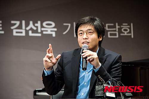 【서울=뉴시스】이재훈 기자 = 건축가 김수근은 정의했다. "건축은 빛과 벽돌이 짓는 시"라고. 피아노 연주도 건축과 같다. 빛과 벽돌 대신 검은 건반과 흰 건반으로 짓는 시다. 피아노 연주자는 건축가 겸 시인이다. '젊은 거장'으로 통하는 피아니스트 김선욱(27)은 이 수식에 가장 가닿는다. 피아노 소나타의 견고한 형식에 대한 표현을 골똘히 고민하면서 연주를 따듯하면서 서정적 승화시킨다. 김선욱은 4일 "(1600년 전후에 성립한 기악곡 또는 그 형식인) 소나타에 건축 요소가 많다. 형식적이라는 것"이라고 말했다. "모차르트 소나타만 해도 형식적이었다. 3악장 구성이면, 1악장은 빠르게 2악장은 느리게 3악장은 빠르게. 베토벤으로 오면서 진화한다. 4악장으로 넓게. 1악장 빠르게, 2악장 느리게, 3악장 스케르초, 4악장 피날레. 브람스로 가면 5악장으로 가고, 형식이 점점 진화한다. 소나타를 연주하려면 어떻게 해야 하나. 기본적 틀 안 구성을 표현하는 것이 오래 걸린다. 그 안에서 스토리를 만들어내야 한다." 이 점이 건축과 비슷하다고 했다. "철골을 깔고, 순서가 있고, 과정이 있고 끝까지 세공을 한다는 점이 건물 짓는 것과 비슷하다"는 것이다. "개인적으로 짧은 소품을 치는 것보다 20분이 넘는 소나타를 많이 연주한다. 공부를 해오면서 이해력을 가지고 있다고 생각하고 자신도 있고." 최근 최근 독일 악첸투스 레이블을 통해 발매한 앨범에 실린 곡 역시 베토벤의 피아노 소나타 두 곡이다. Op.53 '발트슈타인'과 Op.106 '하머클라비어'다. 김선욱 생애 첫 솔로앨범이다. 카라얀과 베를린필이 애용한 녹음장소로 유명한 예수 그리스도 교회에서 녹음했다. 2012~2013년 서울 LG아트센터에서 32개 베토벤 피아노 소나타 전곡 사이클을 돈 그는 "연주가 아니라 곡 자체에서 감동을 가장 느끼는 곡을 하나 꼽으라면 발트슈타인이다. 두 번째로 감탄을 한 곡이 하머클라비어. 첫 솔로 음반은 답이 쉽게 나왔다. 두 곡으로 할 것이라는 생각." 곡이 어려운 건 외적인 문제였다. "이 곡들을 치면서 온전히 나만이 가질 수 있는 색깔을 담을 수가 있느냐가 중요했다"는 것이다. "이 곡들을 연주한 수많은 음반이 있고, 듣기도 했지만 나만의 음반을 만들고 싶었다." 수많은 호평이 쏟아지고 있지만 연주자 스스로는 항상 아쉬움이 남을 법하다. 김선욱은 그러나 "녹음하면서 중점을 둔 부분 중 하나가 후회하고 싶지 않은 녹음을 하기 위해 공을 들인 것"이라고 말했다. "5, 10년 뒤에 베토벤 소나타를 다시 연주했을 때 어떤 관점일지 모르겠지만 현재 할 수 있는 최선을 다 한 것이고 후회는 없다"며 웃었다. 한국에서는 베토벤을 비롯해 독일 작곡가들의 스페셜리스트로 알려졌다. "어렸을 때부터 독일 작곡가가 이유 없이 좋았다. 지금도 좋아하고, 길을 찾고 있고, 연주하고 있고, 행복한 일이다. 한국에서는 베토벤을 자주 연주해서 너무 베토벤만 친다는 인식이 있다. 그런 인식을 좋아하는 편은 아니지만 베토벤을 잘 한다고 하면 좋은 건 사실이다. 앞으로도 계속 하고 싶다." 그런데 진실은 베토벤 외 라흐마니노프 등 다른 작곡가들도 많이 연주한다는 것이다. "열풍인 쇼팽은 요즘 많이 안 친다. 하하. 나는 스페셜리스트가 아니지만 그 말에 위화감은 없다. 베토벤만 연주하면 안 되니 그래서 당연히 공부를 하고 있다. 음악가의 길은 멀고도 길다. 지금도 베토벤을 열심히 공부하고 있다고 생각한다." 조성진이 제17회 쇼팽 국제콩쿠르에서 우승한 이후 젊은 남성 피아노 연주자들에 대한 관심이 크게 높아졌다. 김선욱은 임동혁 등과 함께 이미 평단과 대중의 호평을 받는 스타 피아니스트다. 조성진이 우승한 것에 대해 "나야 좋다"며 즐거워했다. "성진이를 통해서 클래식 음악을 접하는 분들이 많아지는 건 좋은 소식이다. 같은 클래식 애호가 입장에서도 반가운 일이다. 이런 상황이 긍정적으로 발전해서 수많은 동료의 연주에 많은 분들이 와주면, 그보다 행복한 일은 없을 것 같다." 똑같은 곡을 5년 동안 연주했어도 지금 돌이켜보면 다른 곡처럼 느껴진다는 김선욱은 연주자에게 20대 후반이 제일 힘들면서 중요한 시기라고 짚었다. "취향, 주장이 확실해지고 아무래도 곡을 해석하는데 있어 나만의 색깔이 생기는 듯"하기 때문이다. 김선욱이 원하는 소리는 복잡한 것이다. "예쁜 소리만 나면 안 되고, 거친 소리가 나도 안 되고. 중도에 있는 소리이면서도 각각의 소리가 균형이 맞아야 한다. 내가 생각해도 어려운 소리다. 한 곡을 연주하는 데 한 색깔만 들린다면 얼마나 지루하겠는가. 피아노 안에 다양한 소리와 색깔이 있으면 행복한데, 연주회를 다니면서 그런 피아노를 만나기도 쉽지 않다." 무엇보다 피아노 앞에 앉을 때는 자신이 설득 당하지 않으면 연주가 불가능하다고 강조했다. "청중들도 눈치 챈다. 청중을 기만하는 행위다. 많은 연주자들이 준비를 할 때 중압감이 있는데 자신이 한 연주에는 100% 확신이 있어야 한다. 하지만 연습할 때 이 해석이 말이 되는가 등의 고민과 고민이 있는데 선생님에게 배우면 해소가 된다. 백건우 선생님, 정명훈 선생님, 안드라스 시프 등 제가 좋아하는 선생님들에게 여쭤보면 '평생 하는 거야'라는 답을 공통적으로 준다. 나는 아직 시작점이다. 갈고 닦으면서 나가야 한다." 김선욱의 갈고 닦음은 내년에도 계속된다. 상반기 중 브람스 소나타 3번과 프랑크 '전주곡, 코랄과 푸가', 할레 오케스트라와 협연한 브람스 협주곡 1·2번 앨범이 발매될 예정이다. 하반기에 또 한 장의 베토벤 소나타 앨범도 계획 중이다. 빠져 있는 것은 리스트의 초절기교 연습곡, 프로코피예프 소나타 6·7·8번, 스크랴빈 소나타 등이다. "할 것이 많다. 드뷔시, 라벨 곡도 해야 하고. 드뷔시와 라벨은 소리를 내는 테크닉이 다르다. 공기가 조금 들어가는 고밀도의 음악을 좋아하는데 두 작곡가는 공기 90%, 소리 10%라고 해야 하나. 기존에 내가 연주한 작곡가와 접근 방법이 달라 미지의 세계다. 프렌치 음악이 그렇다. 현대 작곡가 곡도 해야 한다. 쿠르탁, 진은숙 선생님 곡도 해야 하고. 현대음악에도 관심이 많다. 음악가로서 볼 게 많고 칠 게 많다는 건 행복한 일이다. 아직 만 27세이니 30~40년은 할 게 많다. 그러니 갈 길이 멀다." 최근 결혼도 하고 아빠가 되기도 한 김선욱은 "연습을 끝내고 집에 가는 게 너무 좋다"며 함박웃음을 지었다. "(아들이) 피아노 치는 것을 좋아하는데, 안 시켰으면 한다. 세상이 즐겁고, 할 수 있는 게 너무 많은데 피아노 전공을 한다고 하면 진짜 싫을 것 같다." 에스토니아 지휘자 파보 예르비(53)가 이끄는 독일의 명문 오케스트라 도이치 캄머필하모닉(DKP) 내한공연(16일 대전예술의전당 아트홀·18일 예술의전당 콘서트홀)에서 슈만 피아노 협주곡 협연도 앞두고 있다. 베토벤, 브람스, 슈만으로 이어지는 독일 정통 피아니즘 계열 협주곡의 명연으로 지휘자들의 찬사가 자자한 김선욱에게는 안성맞춤이다. 김선욱은 "작품의 주제를 정해놓는 대표적인 작곡가가 슈만"이라며 "그의 피아노 협주곡은 창의성, 상상력을 가장 잘 표현한 작품"이라고 봤다. "피아노는 오케스트라를 받쳐주는 곡이 많은데 슈만 피아노 협주곡은 둘이 공생,같이 만든다. 피아노 독주라기보다는 피아노가 한 파트가 되는 부분도 많이 나타난다." 도이치 캄머필하모닉가 대형 오케스트라가 아니라는 점이 그래서 마음에 든다. "고밀도의 소리를 낼 수 있기 때문이다. 내가 생각하는 오케스트라는 공기가 약간 들어가는, 고밀도 오케스트라다. 인원이 적으면 호흡이 쉬워 더 기대가 된다. 5년 전보다 원하는 색깔이 또렷해졌다. 피아노를 통해 무슨 말을 하고 싶은지, 그걸 표현하는데 다양한 방법이 생겼다. 하나의 답을 찾아서 들려줄 수 있을 것 같다." 예르비와 김선욱의 협연은 이번이 처음이다. "첫 협연은 긴장감이 넘치는데 중독된다. 즐거움이 크다. 사람이 사람이 처음 만났을 때 오는 설렘이 있다. 연주에서 제일 중요한 건 템포다. 첫 템포를 잘 설정하면 흐름을 만들기 쉽다. 이번 템포가 어떨지 기대가 된다." 박제성 클래식음악 평론가는 김선욱에 대해 "피아니스트 연주가로서의 측면도 중요하지만, 피아노 음악의 해석가라고 할 수 있다"며 "서양 기준의 정신 세계를 자신의 관점으로 읽어내서 새롭게 느낄 수 있을만큼의 비전과 해석을 보여준다"고 평했다. "굉장히 사려 깊은 연주자다. 화려한 기교의 비르투오소 계열이라기보다는 구조적으로 재해석해서 베토벤이라는 성을 쌓아가는 건축가로서 내면이 느껴진다"고 덧붙였다. 도이치 캄머필하모닉 내한공연 5만~25만원(서울공연). 빈체로. 02-599-5743 realpaper7@newsis.com