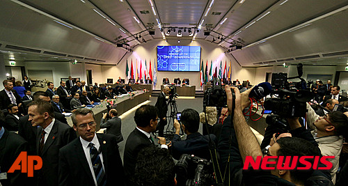 【빈=AP/뉴시스】석유수출국기구(OPEC)의&nbsp; 12개 회원국 석유장관들이 4일(현지시간) 오스트리아 빈에서 정례 각료회의에 참석하고 있다. 2015.12.04