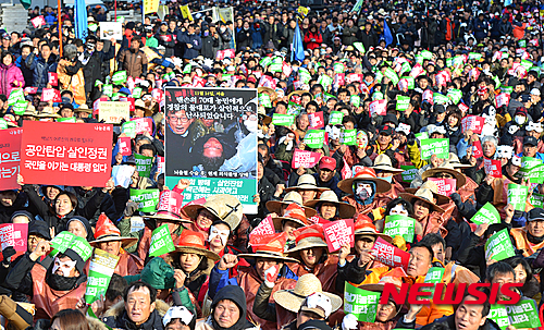 【서울=뉴시스】 고승민 기자 = 지난 2015년 12월5일 오후 서울 중구 서울광장에서 열린 '12.5 2차 민중총궐기 및 백남기 농민 쾌유 기원, 민주회복 민생살리기 범국민대회'에서 참가자들이 구호를 외치고 있다. 2015.12.05. kkssmm99@newsis.com