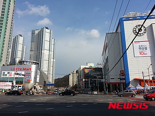 【창원=뉴시스】김기진 기자 = 6일 롯데마트 양덕점(경남 창원시 마산회원구 용마로)과 홈플러스 마산점이 나란히 위치하고 있다. 롯데마트 양덕점은 지난 3일 오픈한 후 첫 주말 고객을 맞이하고 있다. 2015.12.06.&nbsp;&nbsp;&nbsp; sky@newsis.com