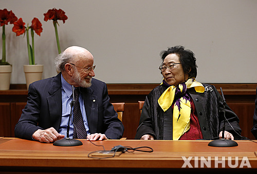 【스톡홀름=신화/뉴시스】2015년도 노벨 생리 의학상 수상자인 윌리엄 C 캠벨 미국 드루대 명예교수와 투유유 중국 전통의학연구원 교수가 6일(현지시간) 스웨덴 스톡홀름에서 기자회견 중 서로 마주보고 있다. 2015.12.07 