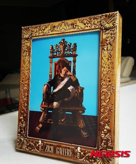 【서울=뉴시스】이재훈 기자 = 음원 강자인 힙합그룹 '블락비' 멤버 지코(23)가 이름값을 확인했다.&nbsp;&nbsp; 지코가 7일 0시 공개한 첫 미니앨범 '갤러리'의 더블타이틀 곡 중 한 곡인 '유레카'가 이날 오전 9시 기준 멜론, 지니, 네이버뮤직, 벅스, 올레뮤직 등 6개 주요음원사이트의 실시간 차트 1위를 질주하고 있다.&nbsp; 힙합 R&B 가수 자이언티가 피처링했다. 지코의 힘 있는 래핑이 인상적인 곡이다. 섹시한 여성을 향해 '유레카'라고 외치는 감탄사가 포인트다.&nbsp; 국제가수 싸이(38), 그룹 '소녀시태'의 보컬 유닛 '소녀시대-태티서' 등 굵직한 가수들의 신곡을 제쳤다.&nbsp;&nbsp; 또 다른 타이틀곡 '오만과 편견' 역시 상위권에 랭크됐다.&nbsp; 앞서 미리 공개돼 역시 음원차트에서 좋은 반응을 얻은 '보이스 & 걸스(Boys And Girls)', '말해 예스 오어 노' 등 총 6개 트랙이 실렸다.&nbsp;&nbsp; realpaper7@newsis.com 