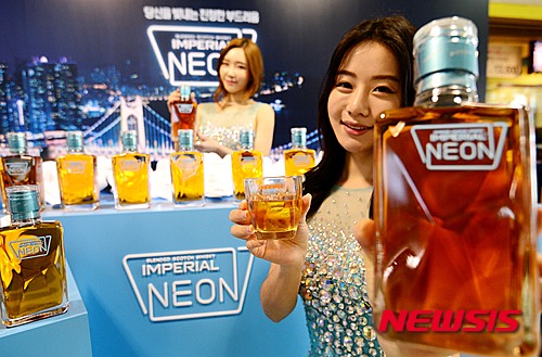 【부산=뉴시스】 하경민 기자 = 7일 오전 부산 동래구 메가마트 동래점에서 프리미엄 스카치 위스키 '임페리얼 네온'의 홍보행사가 열리고 있다.&nbsp;&nbsp; 페르노리카 코리아는 이 날부터 부산, 대구, 경남, 울산 등 영남지역 메가마트와 탑마트를 통해 임페리얼 네온 가정용 제품을 판매한다. 지난 10월 말 출시된 이 제품은 한달 만에 16만병 판매를 돌파했다. 2015.12.07.&nbsp; yulnetphoto@newsis.com 