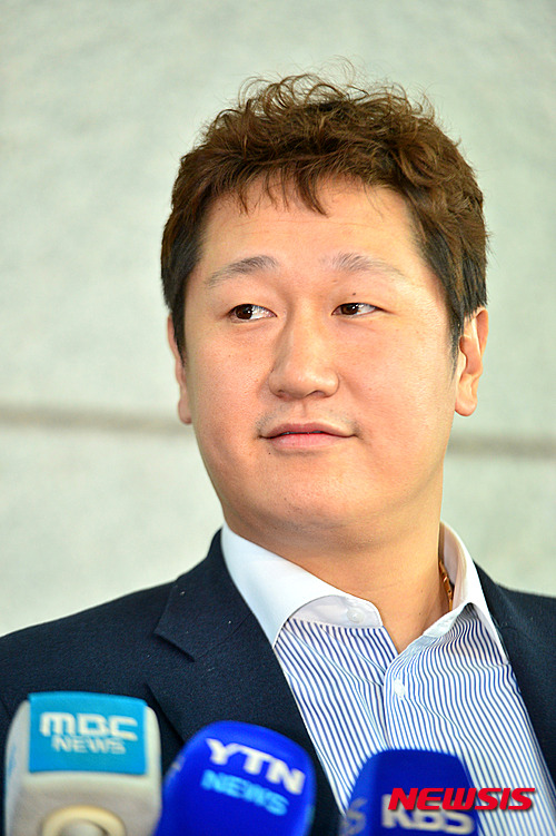 【인천공항=뉴시스】 배훈식 기자 = 미국 메이저리그 도전을 선언한 이대호가 7일 오후 인천공항에서 출국 전 여유로운 표정으로 취재진의 질문을 듣고 있다. 2015.12.07. dahora83@newsis.com