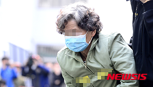 【대구=뉴시스】 추상철 기자 = 할머니 6명이 숨지거나 중태에 빠진 상주 '농약사이다'사건 국민참여재판이 실시된 7일 오후 대구지방법원에서 살인 및 살인미수 혐의로 구속 기소된 박모(82)씨가 호송차에서 내려 법정으로 들어서고 있다. 국내 국민참여재판 도입 이후 최장기로 진행되는 이번 재판은 오는 11일까지 닷새간 실시되며 7명의 배심원은 출퇴근을 하며 재판에 참여한다. 2015.12.07. scchoo@newsis.com