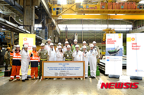 【창원=뉴시스】 홍정명 기자 = 경남 창원시 STX조선해양㈜ 임직원들이 지난 4일 진해조선소에서 세계적 에너지기업 '로열 더치 셸’(Royal Dutch Shell)로부터 수주한 6500㎥급 LNG벙커링선 건조 돌입 기념촬영을 하고 있다.2015.12.07.(사진=STX조선해양㈜ 제공) photo@newsis.com