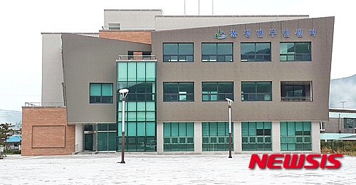 【괴산=뉴시스】강신욱 기자 = 충북 괴산군 불정면사무소가 기존 청사에서 100여 m 떨어져 신축된 불정면주민센터로 7일 이전했다. 2015.12.07. (사진=괴산군 제공) photo@newsis.com