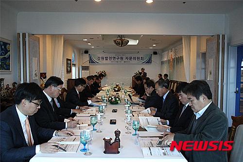 【춘천=뉴시스】박혜미 기자 = 7일 강원발전연구원은 강병규 전 행정자치부 장관 등 자문위원과 신규로 위촉된 노준형 전 정보통신부 장관 등이 참석한 가운데 2015년 하반기 연구원 자문위원회를 개최하고 있다. 2015.12.07. (사진=강원발전연구원 제공) photo@newsis.com