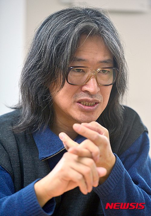 【서울=뉴시스】김동민 기자 = 이스라엘, 가자지구, 이라크, 우크라이나 등 분쟁 지역을 취재해 온 분쟁전문기자 하영식 씨가 7일 오후 서울 중구 뉴시스 본사에서 인터뷰를 진행하고 있다. 2015.12.07. life@newsis.com