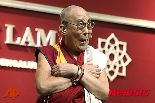 【서울=뉴시스】하도겸 박사의 '히말라야 이야기' <65>&nbsp; 티베트 망명정부의 달라이 라마 법왕 일본대표부 사무소는 티베트 불교 최고지도자인 달라이 라마(81)가 오는 5월 10~13일 방일해 오사카에서 법회를 연다고 전했다. 달라이 라마의 법회 주제는 '입보살행론(入菩薩行論), 문수보살허가관정(文殊菩薩許可灌頂)'으로 우리에게 잘 알려진 입보리행론을 중심으로 보리심에 대해서 법문을 전할 것으로 기대된다.&nbsp; dogyeom.ha@gmail.com 