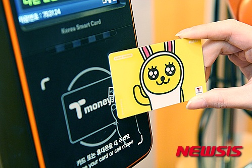카카오 티머니로 교통결제하는 모습. (사진=뉴시스 DB)