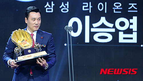 【서울=뉴시스】박문호 기자 = 8일 오후 서울 서초구 양재동 The-K 호텔 컨벤션센터에서 열린 2015 KBO 골든글러브 시상식에서 지명타자 부문 골든글러브를 수상한 삼성 이승엽이 소감을 말하고 있다. 2015.12.08. go2@newsis.com