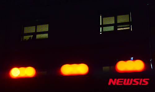 【서울=뉴시스】고승민 기자 = 경찰이 한상균 민주노총 위원장에 대해 9일 오후4시까지 자진 출두하지 않을 경우 체포영장을 집행한다고 밝힌 8일 저녁 서울 조계사 관음전에 긴장감이 흐르고 있다. 2015.12.08. kkssmm99@newsis.com