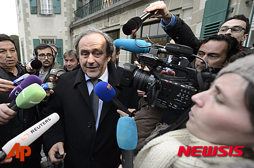 【 로잔=AP/뉴시스】미셸 플라티니 유럽축구연맹(UEFA)회장이 8일(현지시간) 스위스 로잔에서 취재진에 둘러싸여 있다. 이날 플라티니는 국제축구연맹(FIFA) 회장 선거를 앞두고 90일 자격정지 처분에 대한 부당성을 스포츠분쟁국제재판소에 제기했다. 2015.12.09