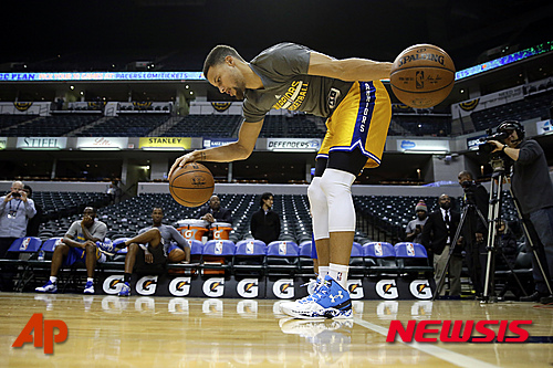 【AP=뉴시스】미국프로농구(NBA) 골든스테이트 워리어스의 스테픈 커리가 경기 전 드리블 연습을 하고 있다.